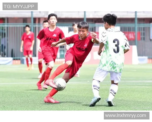 足球明星挑战极限踢木板赛场展现惊人技巧与力量的精彩瞬间 足球明星挑战极限踢木板赛场展现惊人技巧与力量的精彩瞬间